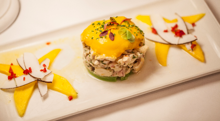 Foto de Ceviche de pescado blanco, guacamole, leche de coco y mango.