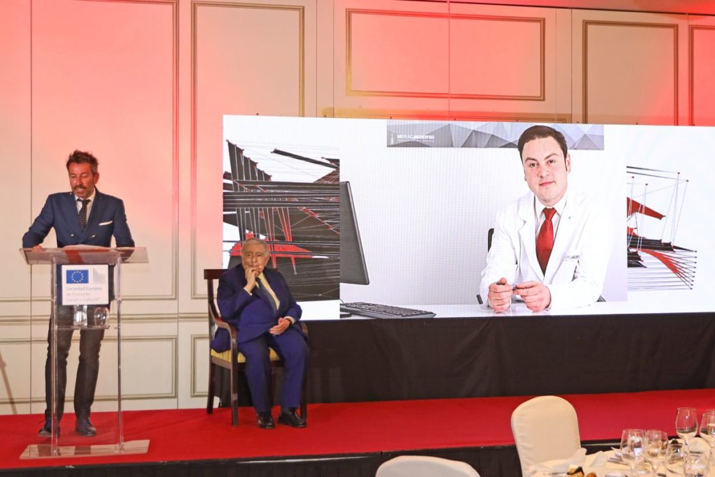 Foto de El Dr. Bruno Jacobovski obtiene el premio Dr. Fleming a la