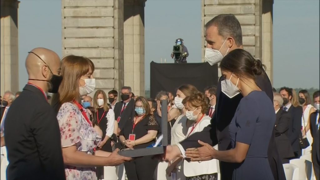 Foto de FOTO: La hija del otorrinolaringólogo Jesús Algaba recoge