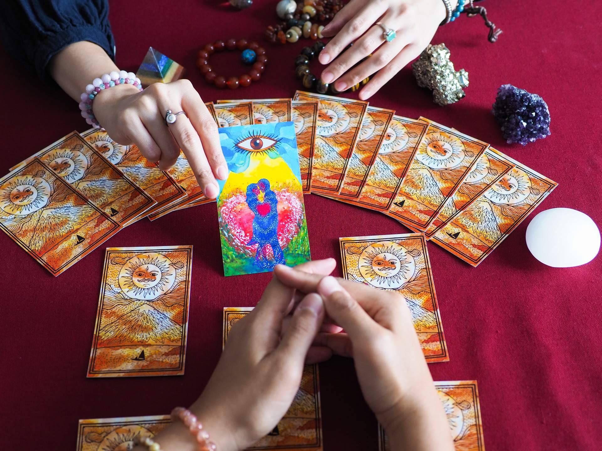 Mario Adrián lee las cartas y brinda respuestas certeras en mejortarotista.es