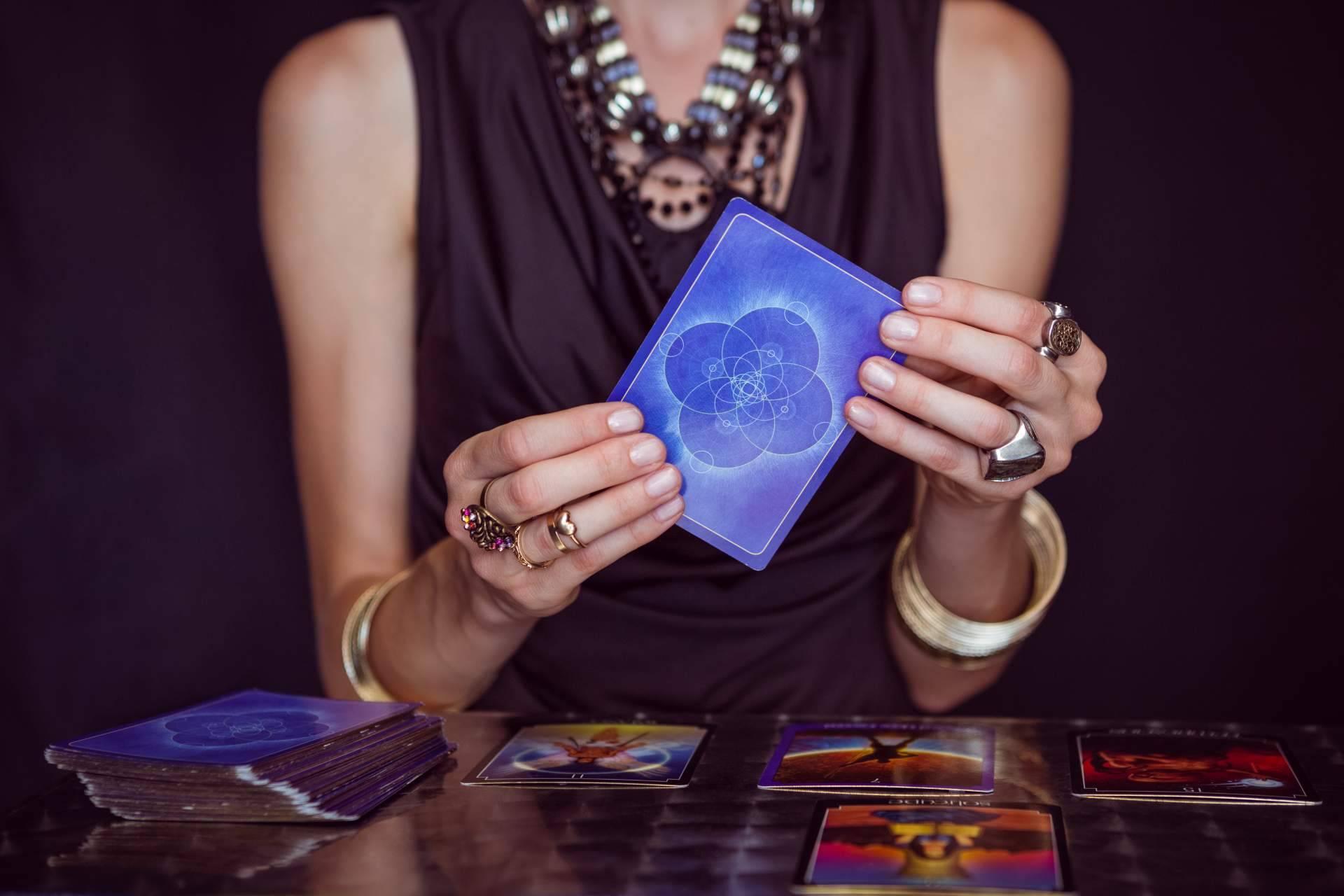 Videncia 24h de la mano de tarot de Luz María