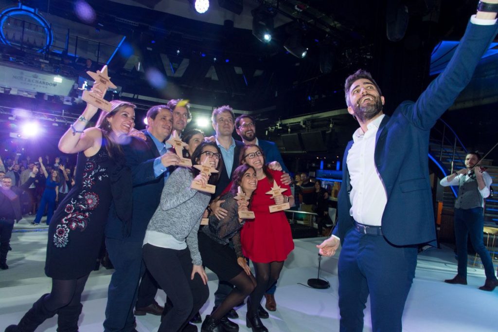 Foto de Roberto Leal con los premiados en la II edición de los