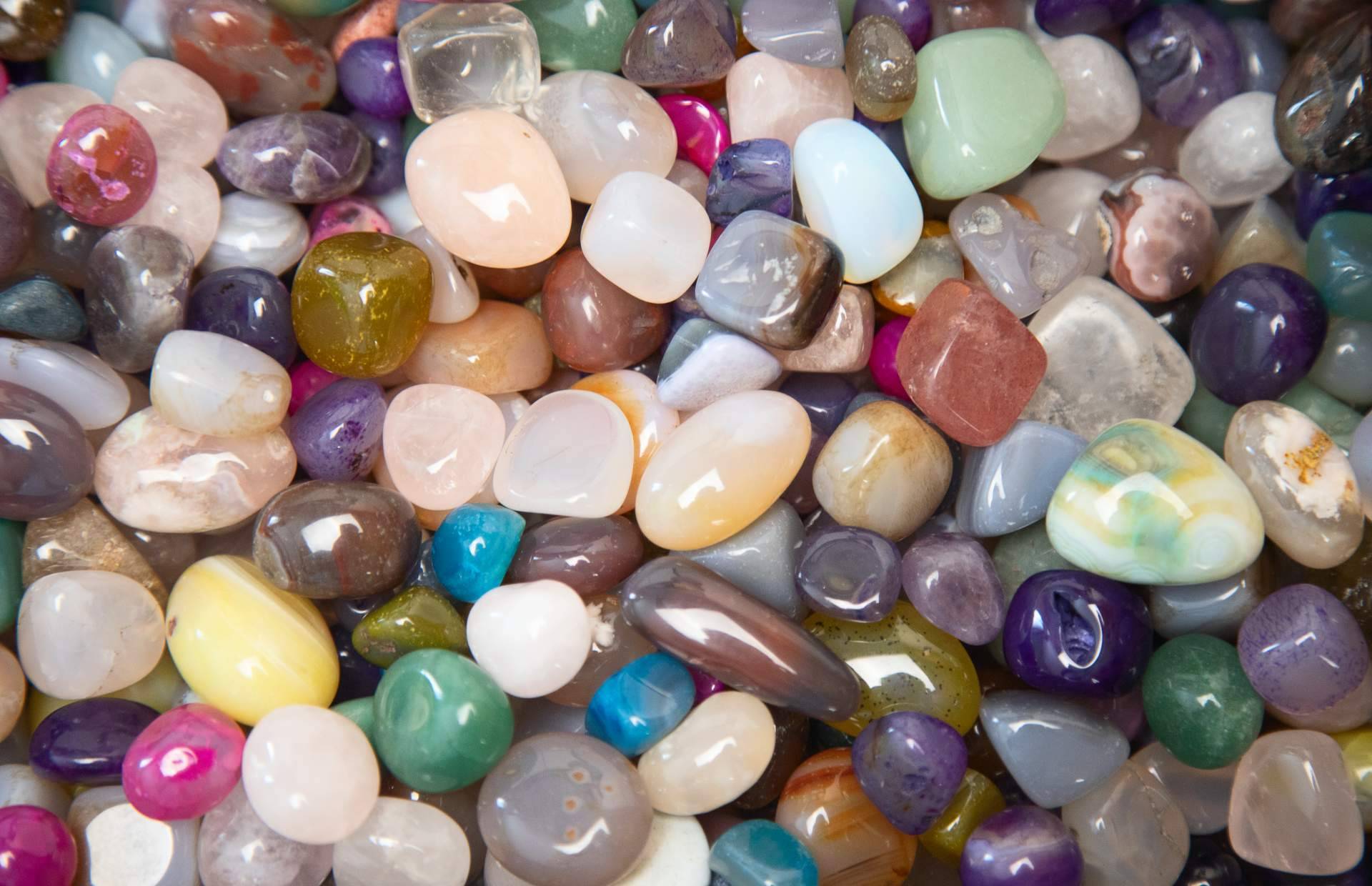 Según Soy Esencia, es recomendable la aplicación de las piedras energéticas en terapias o la vida diaria