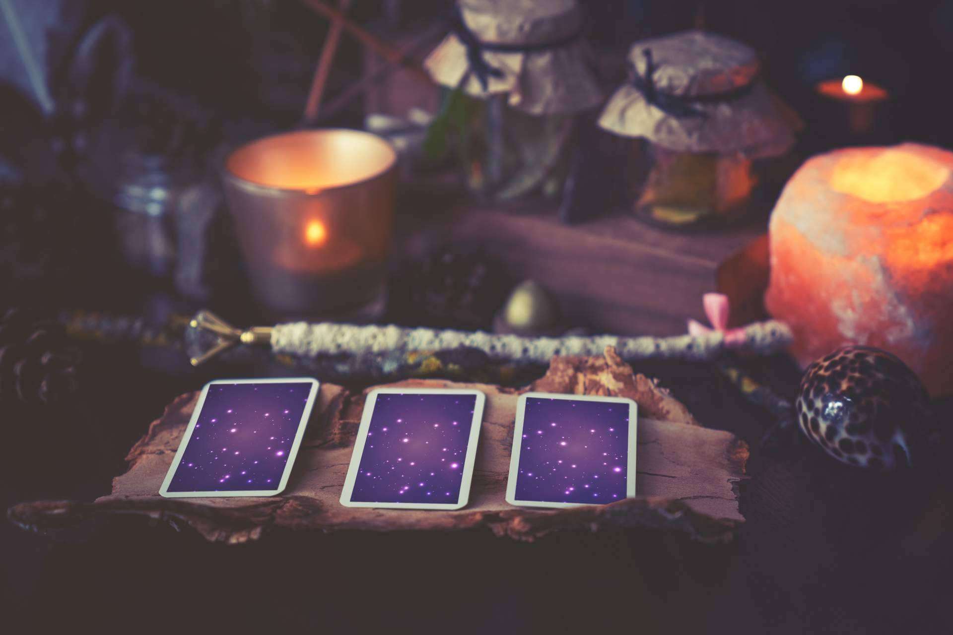 Los diferentes tipos de barajas de tarot, el péndulo y otros métodos adivinatorios